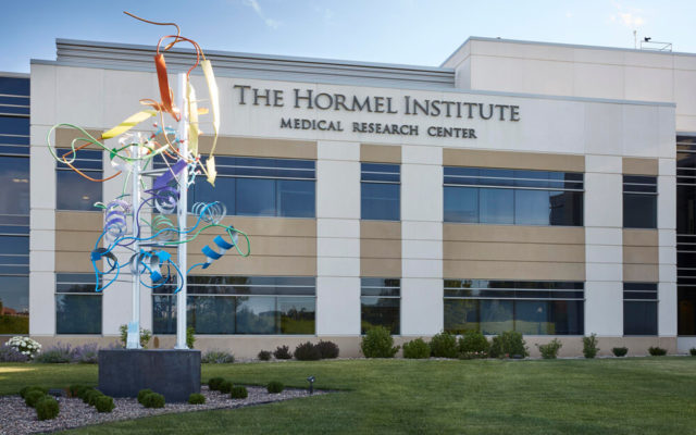 Hormel Institute scientist researches new treatment for ovarian cancer